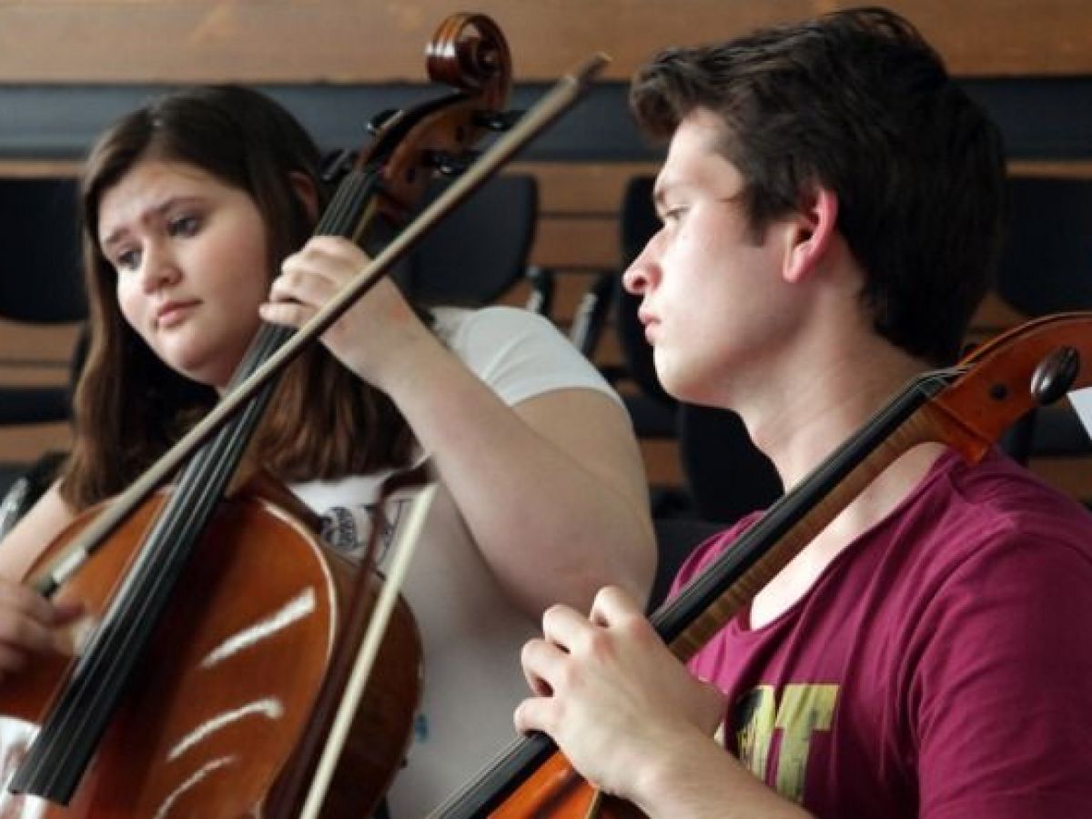 Hingabe ans Cello und die Musik: Geschwister Sophie und Leonard Rees bei einer Orchesterprobe. Foto: