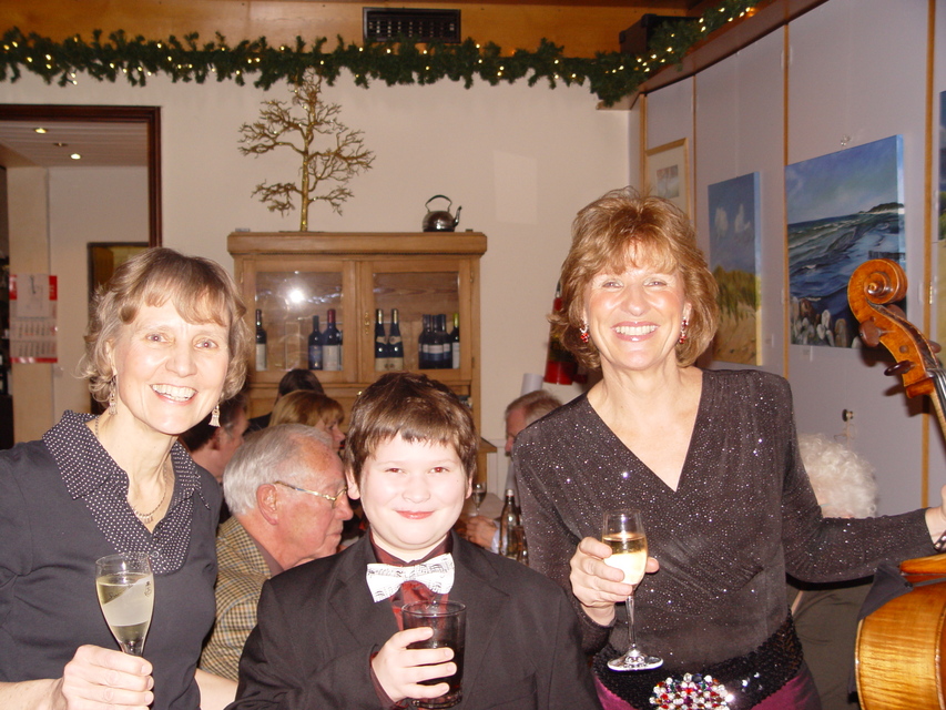 Leonard Rees durfte bei einer Weihnachtsfeier, die von Prof. Maria Kliegel 2007 organisiert wurde, zwei Stücke vorspielen