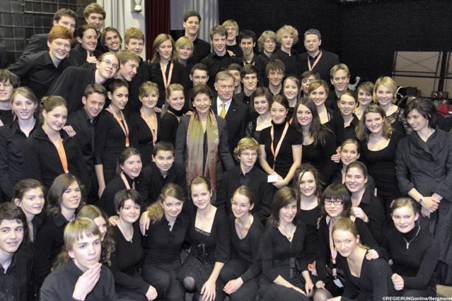 Bundespräsident Horst Köhler und seine Frau, umringt vom Niedersächsischen Jugensinfonieorchester (NJO). Mit dabei Franziska Rees (zweitunterster Halbkreis, zweite von links), Schülerin unserer Musikakademie.